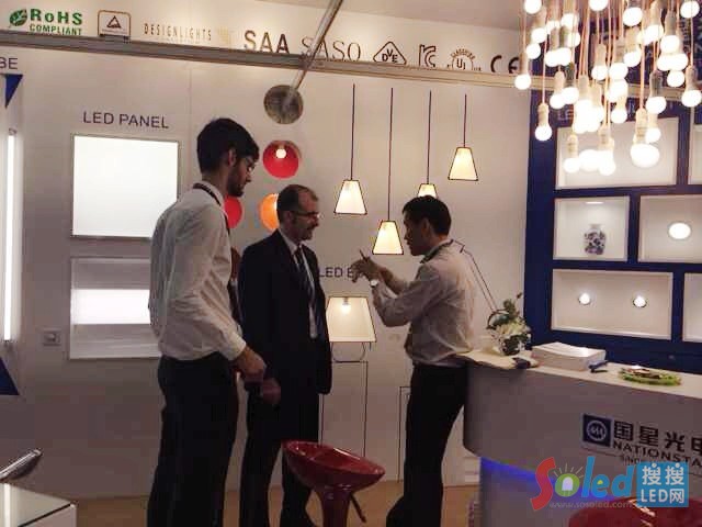 國(guó)星LED照明銷售人員向外國(guó)觀展商介紹國(guó)星LED照明產(chǎn)品