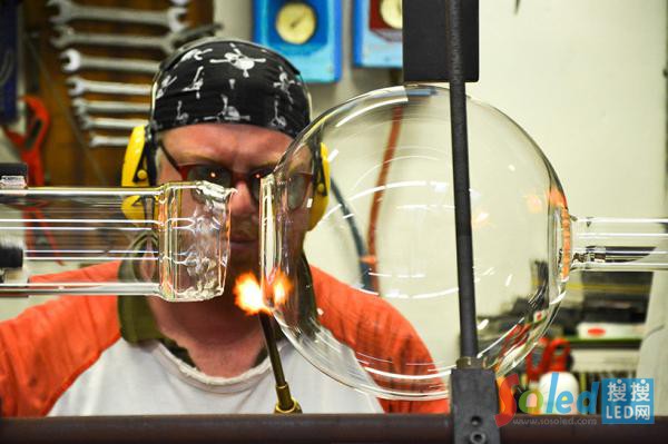 Feebo正在焊接玻璃