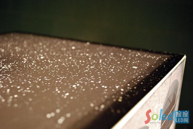 UNIQCUBE聚光燈下